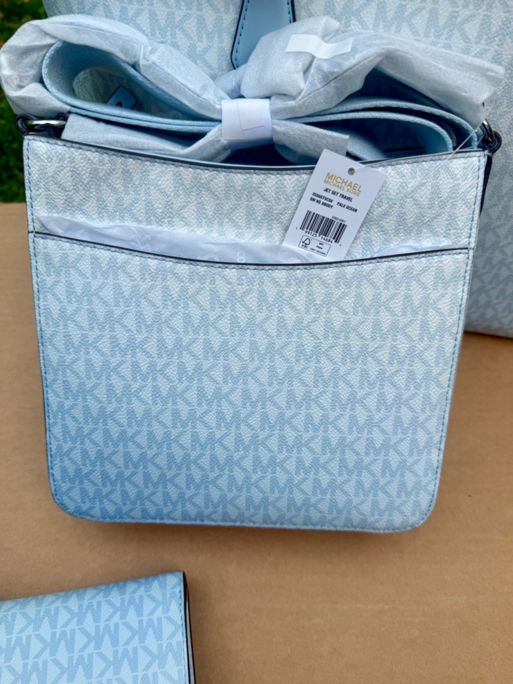 Michael Kors Baby Blue Signature Tote Set with Wristlet & crossbody - Picture 7 of 11